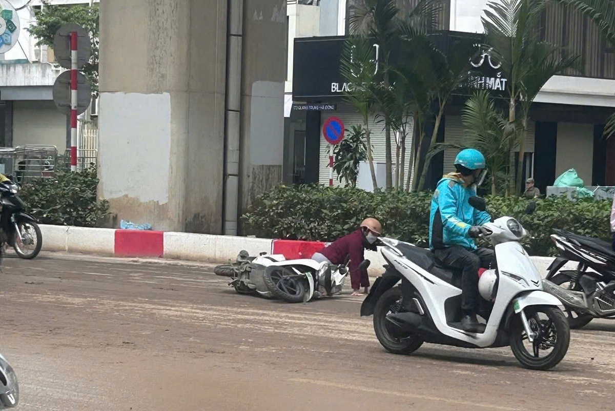 Phạt 3 tài xế ô tô tải làm rơi vãi bùn đất khiến người đi xe máy trượt ngã