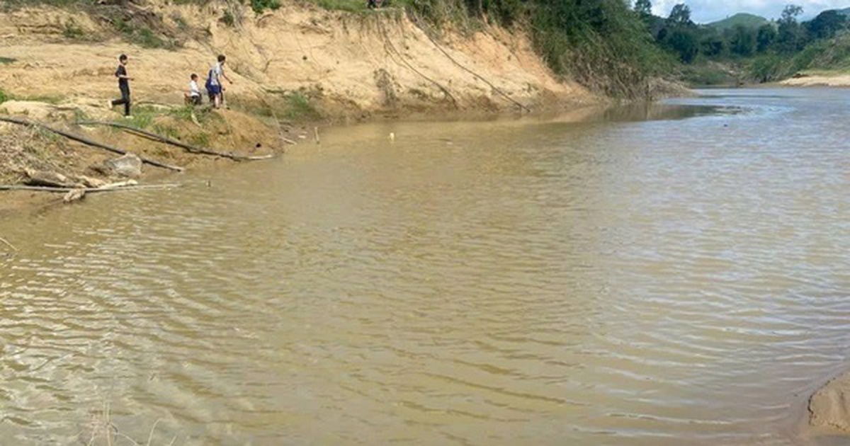 Không cứu được bạn đuối nước, nhóm học sinh quay về báo với thầy cô