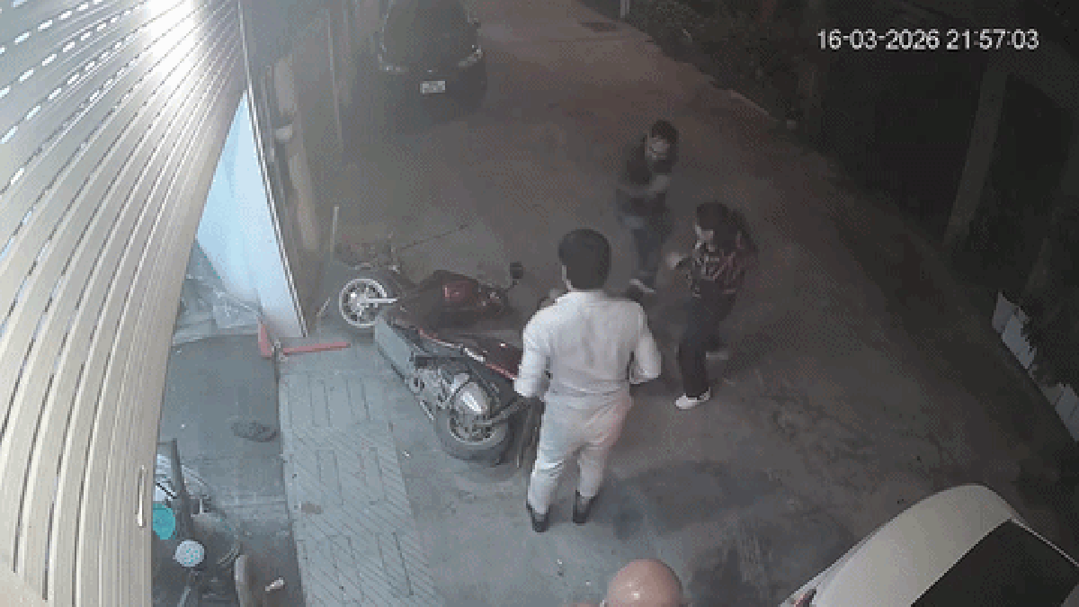 Hà Nội: Người đàn ông bị 3 người kéo từ trong nhà ra ngoài đánh