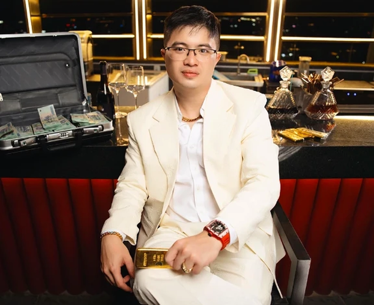 Bố đẻ của siêu lừa Mr Pips bị lừa 2,5 tỷ khi tìm cửa "chạy" giám định tâm thần cho con