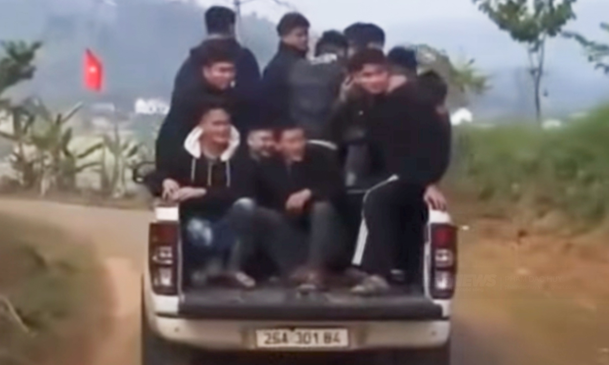 Chở 10 người trên thùng xe bán tải, tài xế bị phạt 5 triệu đồng