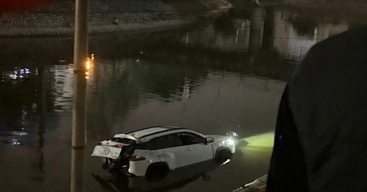 Đã biết nguyên nhân ô tô lao xuống sông ở Hà Nội lúc 3 giờ sáng