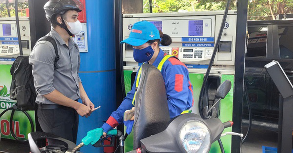 Giá xăng RON95-III tăng mạnh, lên 30.690 đồng/lít