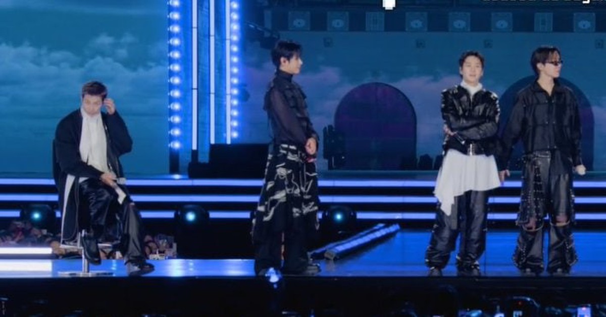 Gallery - Trưởng nhóm BTS chấn thương chân, ngồi xe lăn bị "bỏ rơi" trên sân khấu