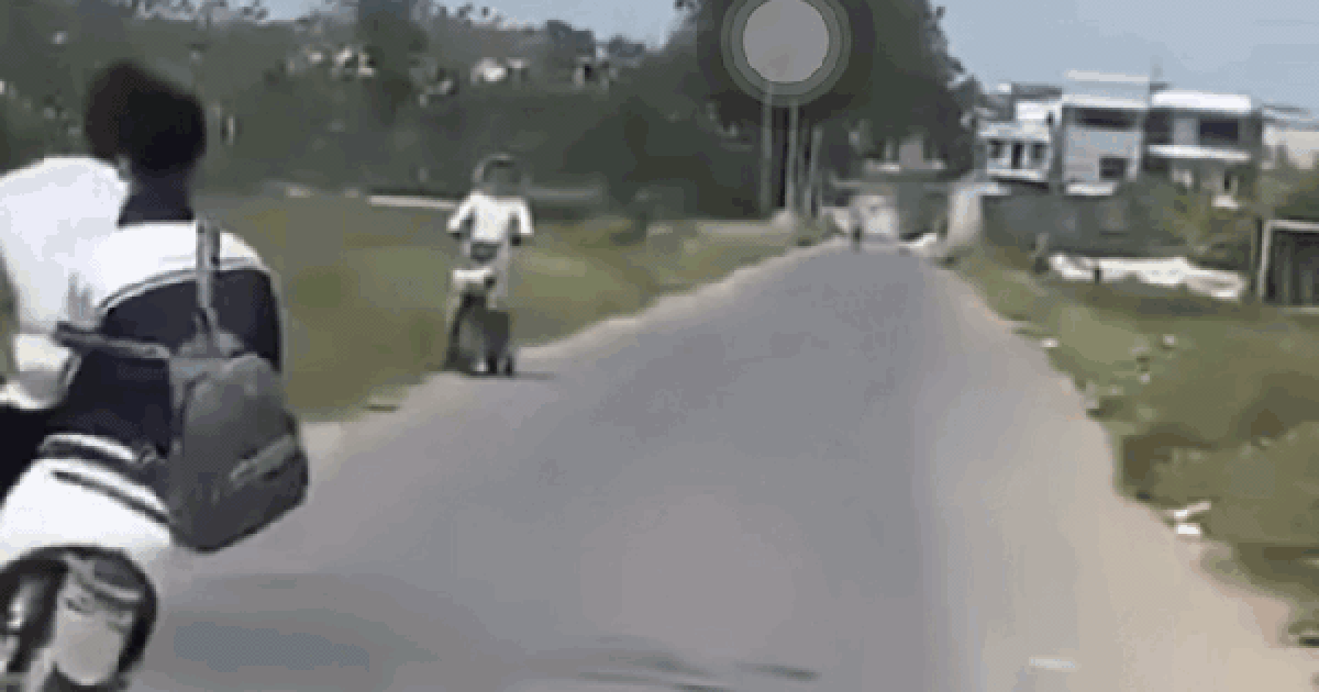 Hai nam sinh lái xe lạng lách, tông vào một phụ nữ dừng xe ven đường để tránh