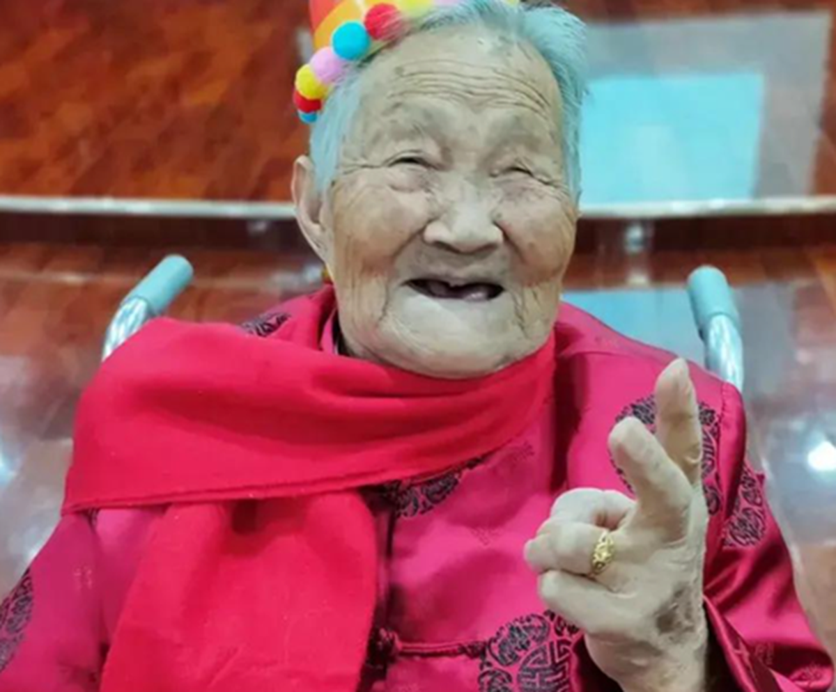 Cụ bà 102 tuổi tự may vá, tiết lộ bí quyết sống thọ