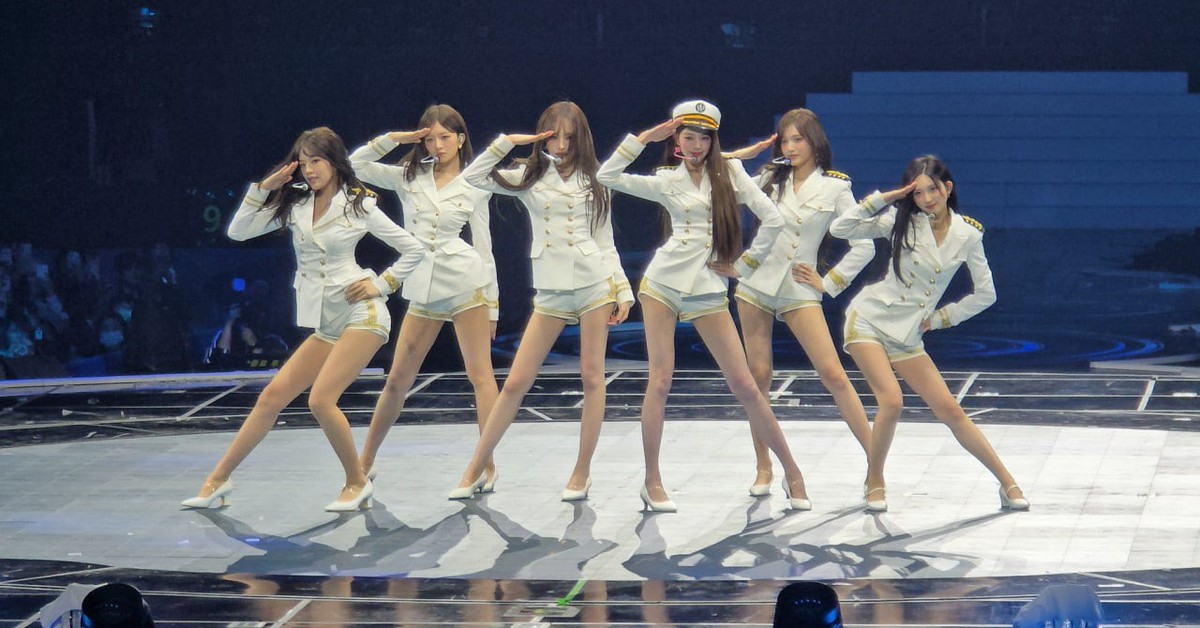 Gallery - Cả nhóm mỹ nhân bị đối xử bất công để làm nền cho "công chúa Kpop" Jang Wonyoung