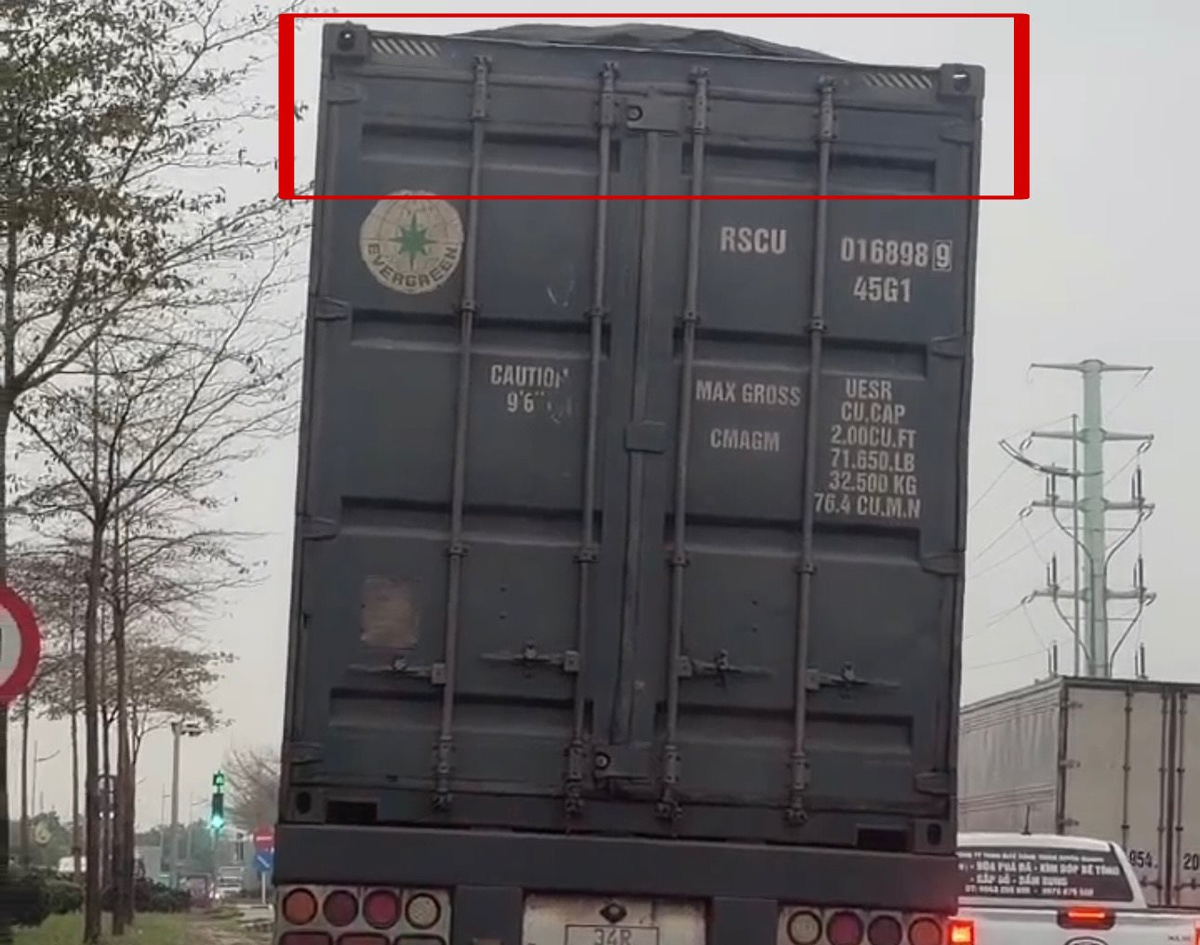 Phát hiện xe container màu đen, cảnh sát lập tức theo dõi giám sát để kiểm tra