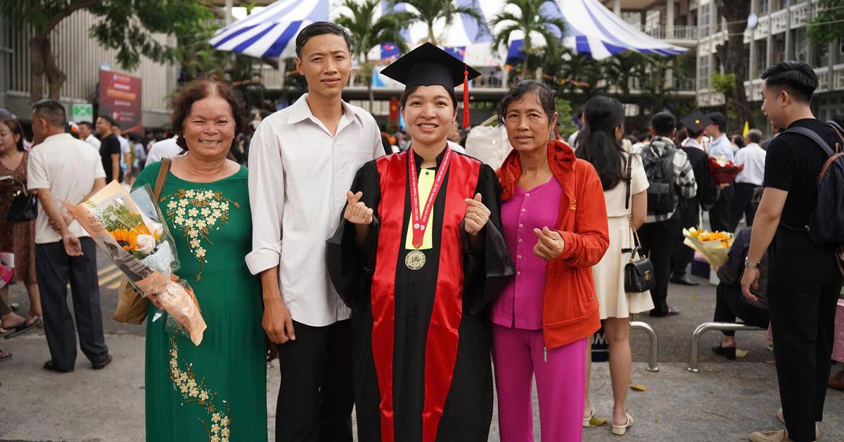 Nữ bác sĩ bầu đôi hơn 8 tháng vượt 250km nhận bằng: "3 mẹ con cùng tốt nghiệp" gây xúc động
