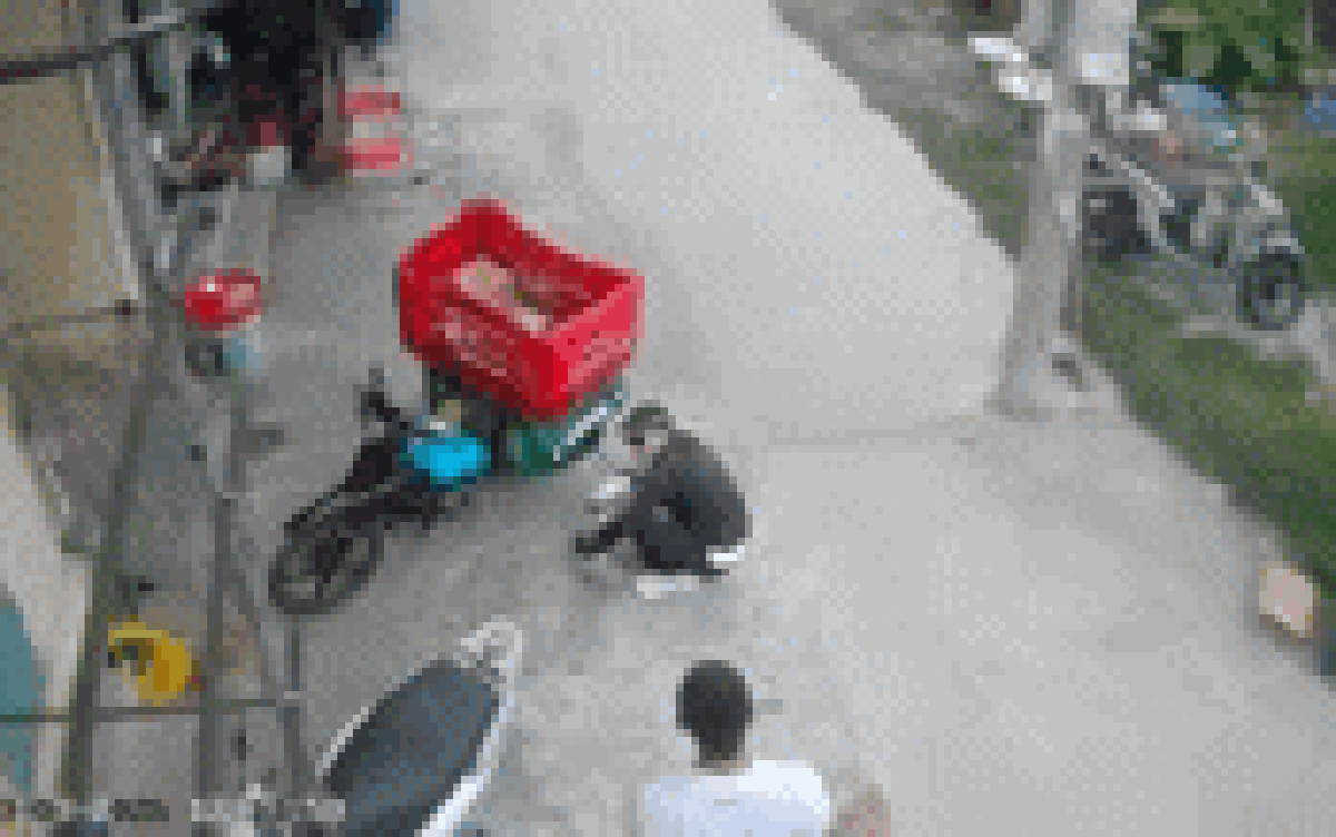 Shipper bị đối tượng cầm gạch đánh vào đầu thách thức "có camera thì làm sao"