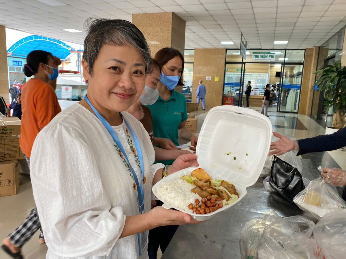 Nữ cán bộ ung thư phổi 10 năm miệt mài 'giành' sự sống cho bệnh nhân nghèo