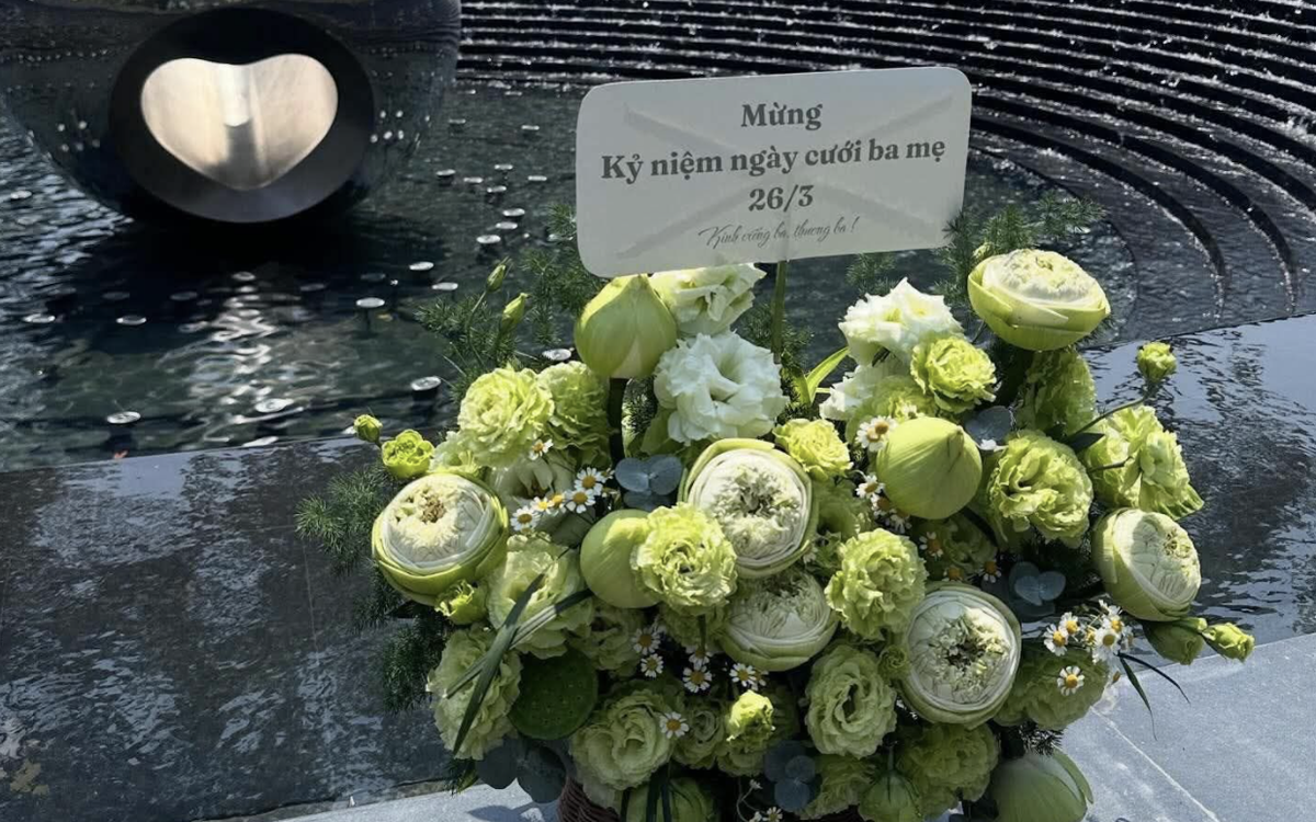 Nghẹn lòng lẵng hoa “mừng ngày cưới ba mẹ” đặt ở Công viên số 1 Lý Thái Tổ: Covid năm ấy đã lấy đi nhiều thứ quá...