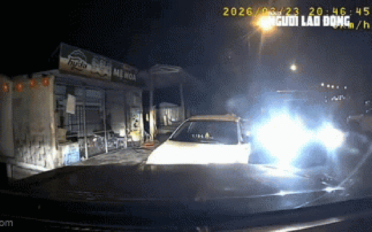 CLIP: Gay cấn cảnh bắt 2 đối tượng lái ô tô chở ma túy ở Quảng Trị