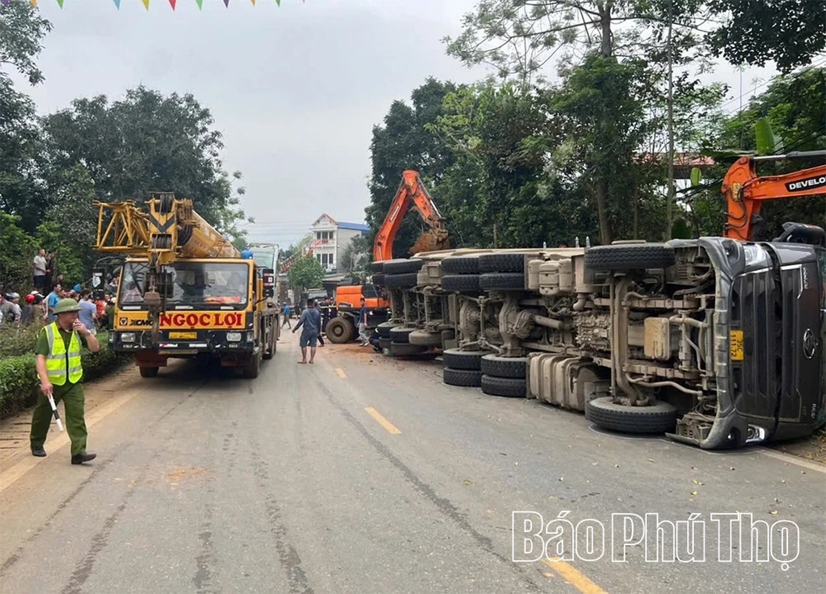 Xe tải chở đất lật nghiêng đè trúng ô tô 4 chỗ làm 2 người tử vong