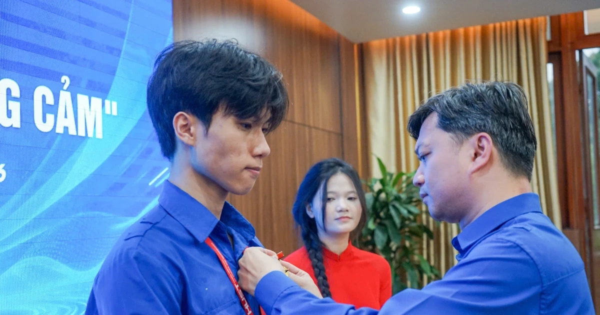 T.Ư Đoàn trao tặng Huy hiệu "Tuổi trẻ dũng cảm" cho nam sinh Bách Khoa cứu người trong đám cháy ở Lĩnh Nam