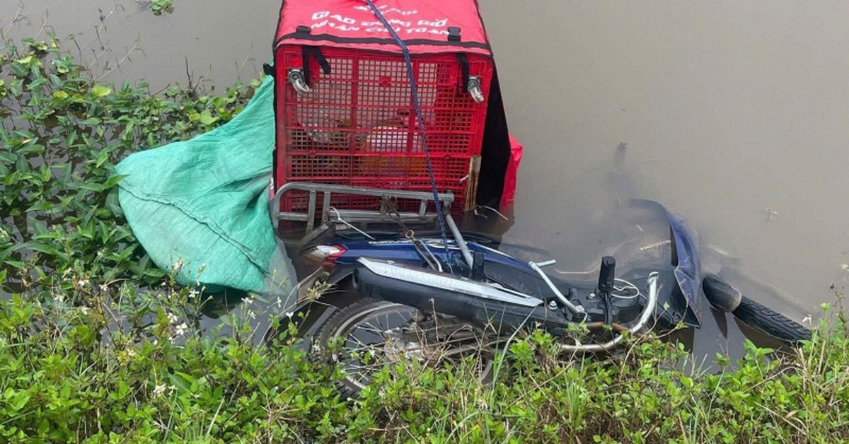 Phát hiện thi thể nam shipper cùng xe máy dưới mương ở Ninh Bình: Danh tính nạn nhân