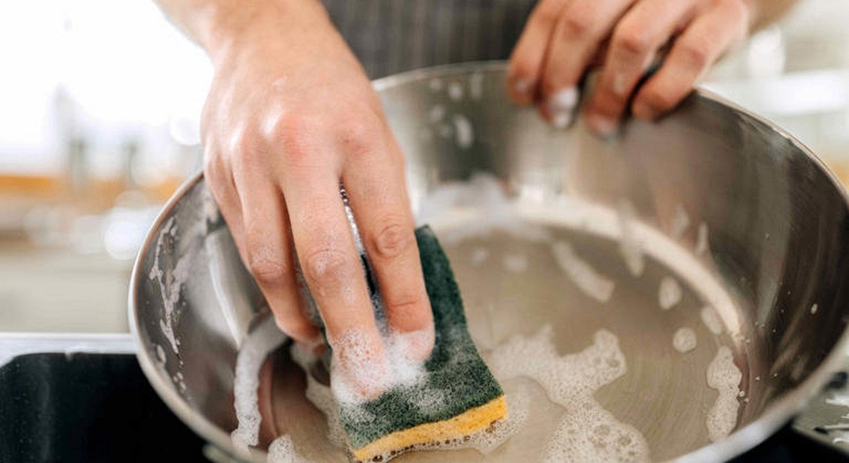 Tại sao không nên rửa 7 thứ này bằng miếng bọt biển?