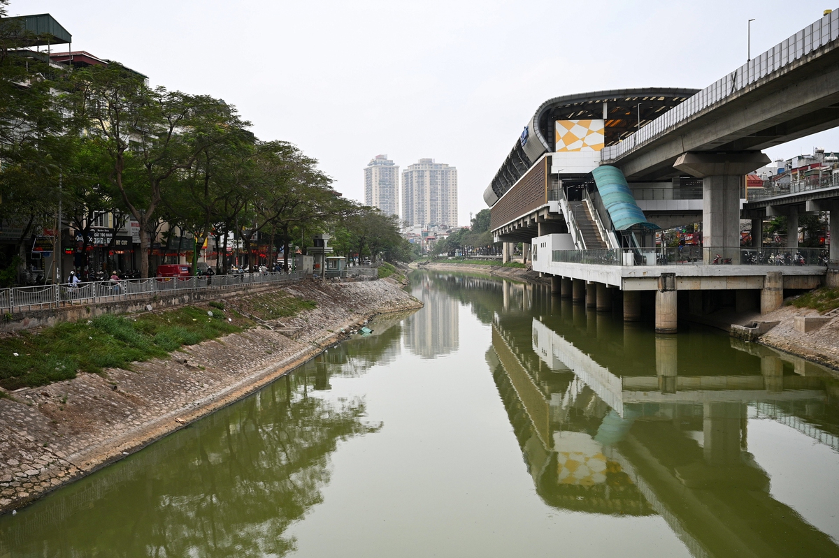 Ảnh, clip: Bất ngờ diện mạo mới của sông Tô Lịch sau khi bơm nước từ Hồ Tây