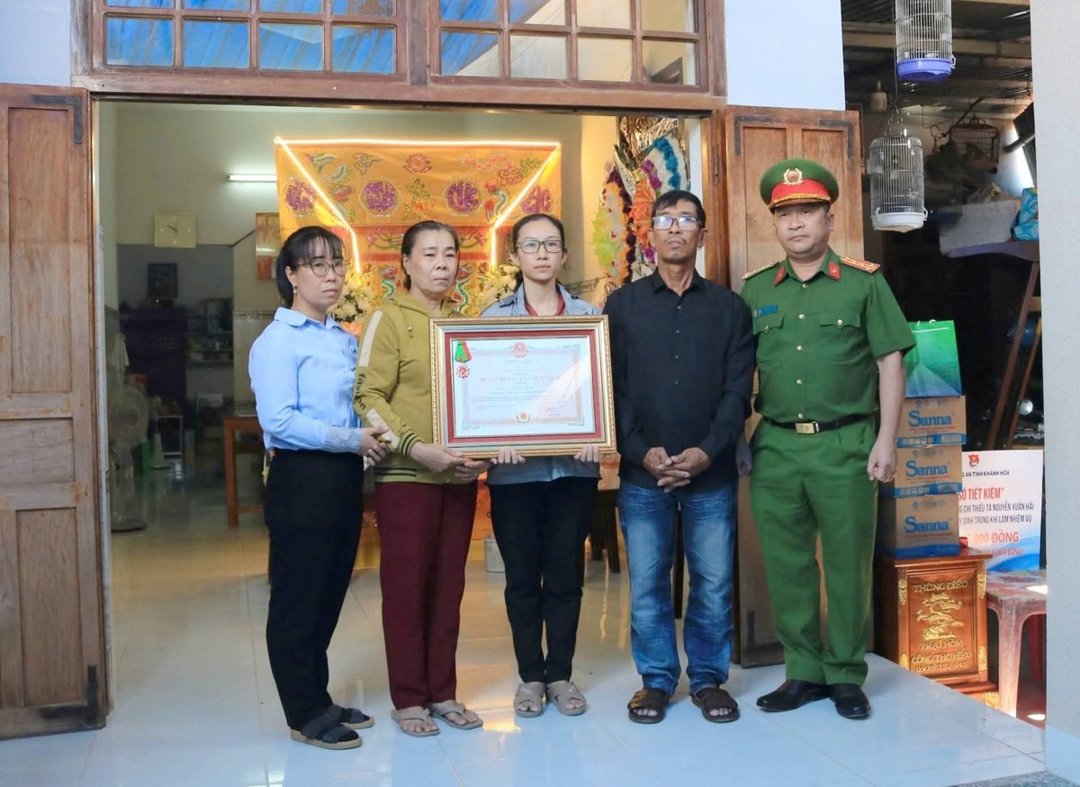 Truy tặng Huân chương Bảo vệ Tổ quốc cho Thiếu tá hy sinh khi truy bắt "cát tặc"