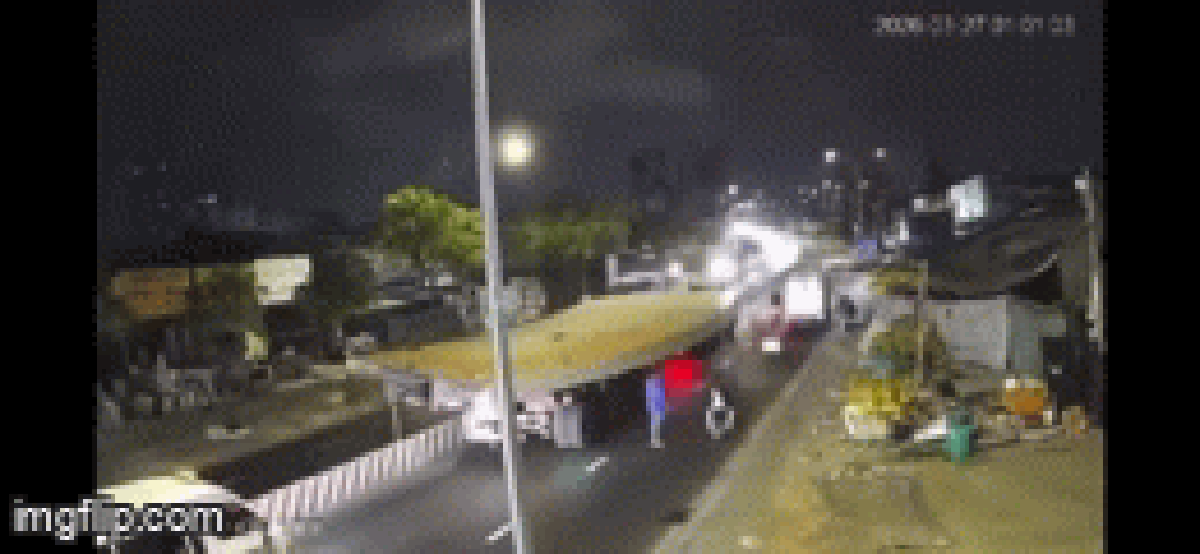 Cận cảnh clip vụ tai nạn xe chở thép ở cầu Kênh Tẻ, nam công nhân thoát chết "không tưởng" khi đứng cạnh tấm thép khổng lồ