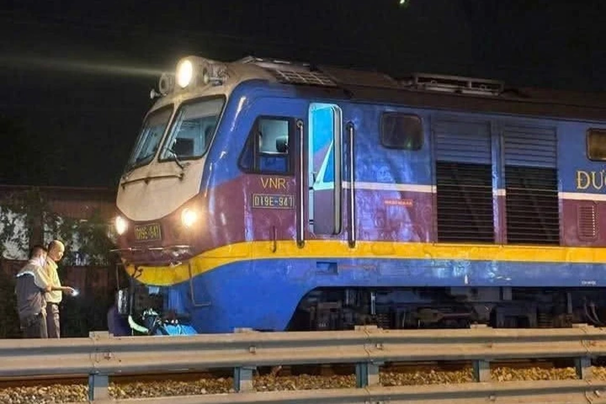 Hà Nội: Tàu hỏa va chạm xe máy, 2 người tử vong