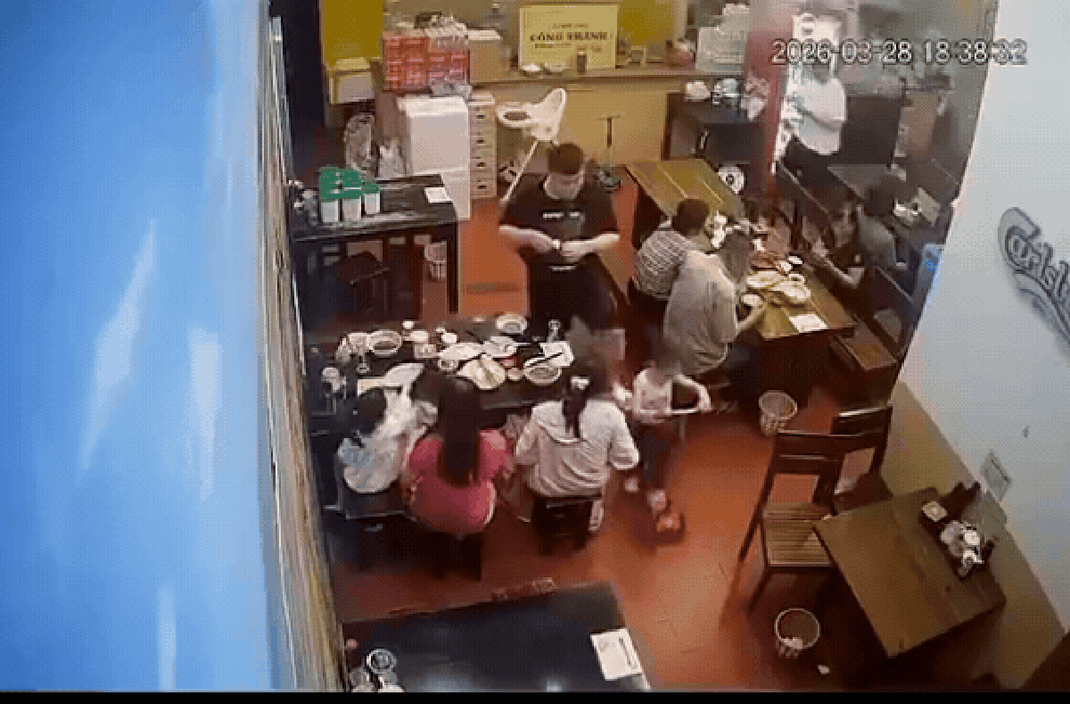 Nam thanh niên đạp thẳng vào lưng bé gái chơi scooter trong quán, hành động trong 3 giây khiến cả cõi mạng phẫn nộ