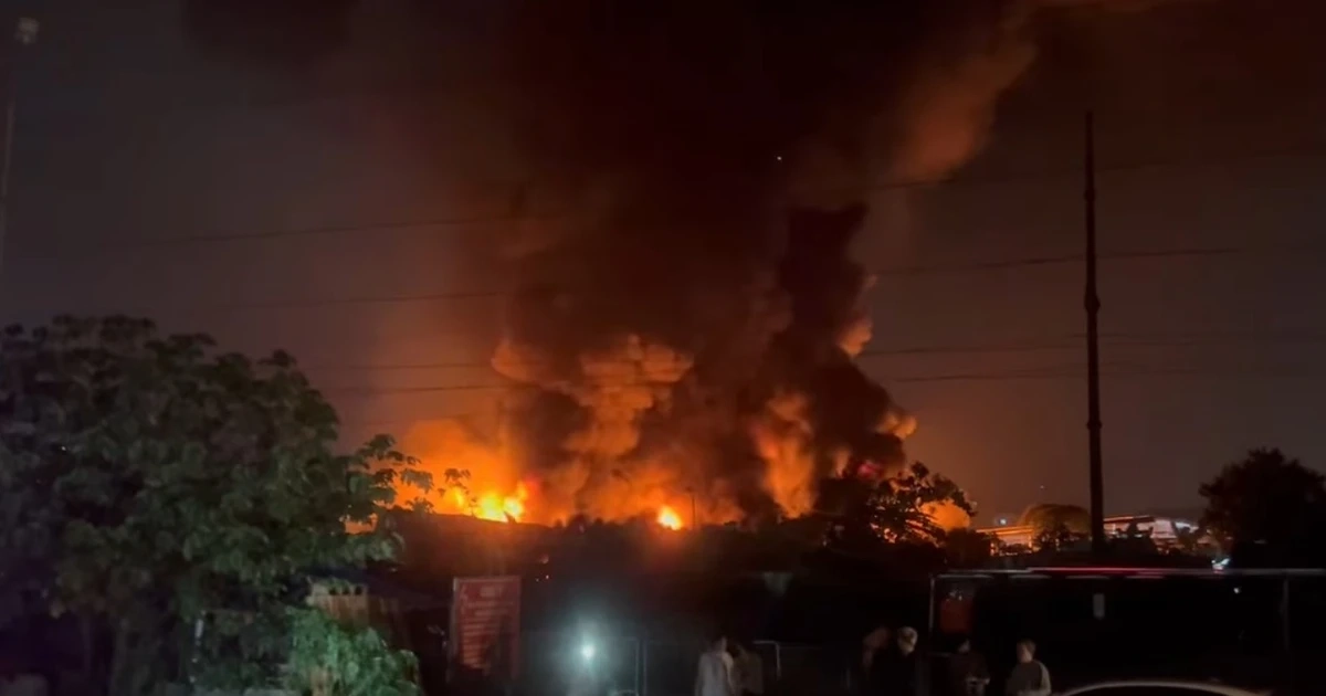 Hà Nội: Xưởng gỗ bốc cháy dữ dội trong đêm, 1 người tử vong