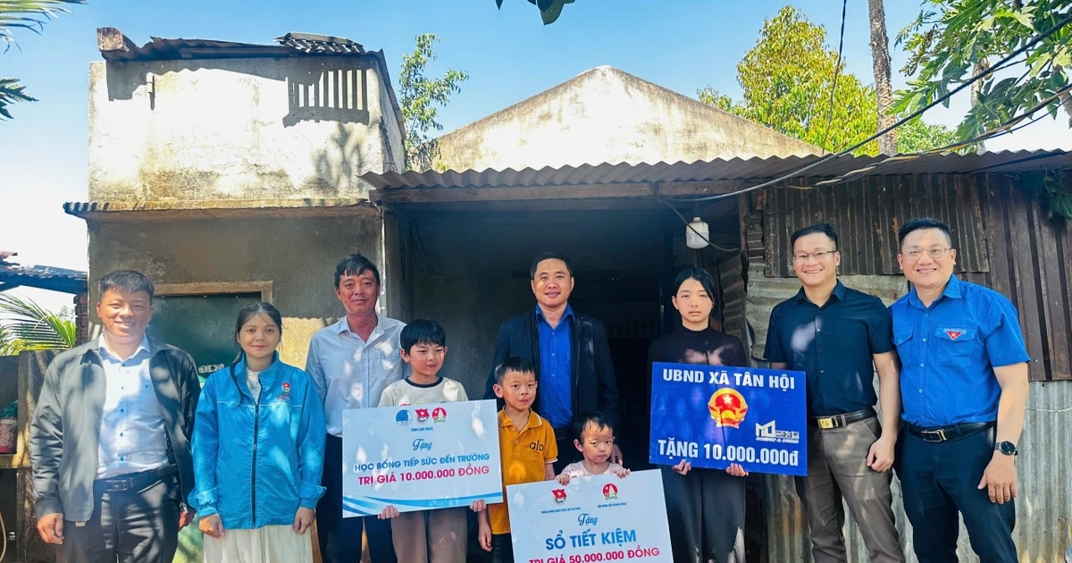 Trung ương Đoàn, Hội đồng Đội Trung ương trao sổ tiết kiệm cho nữ sinh mồ côi cha, gánh gồng nuôi 3 em