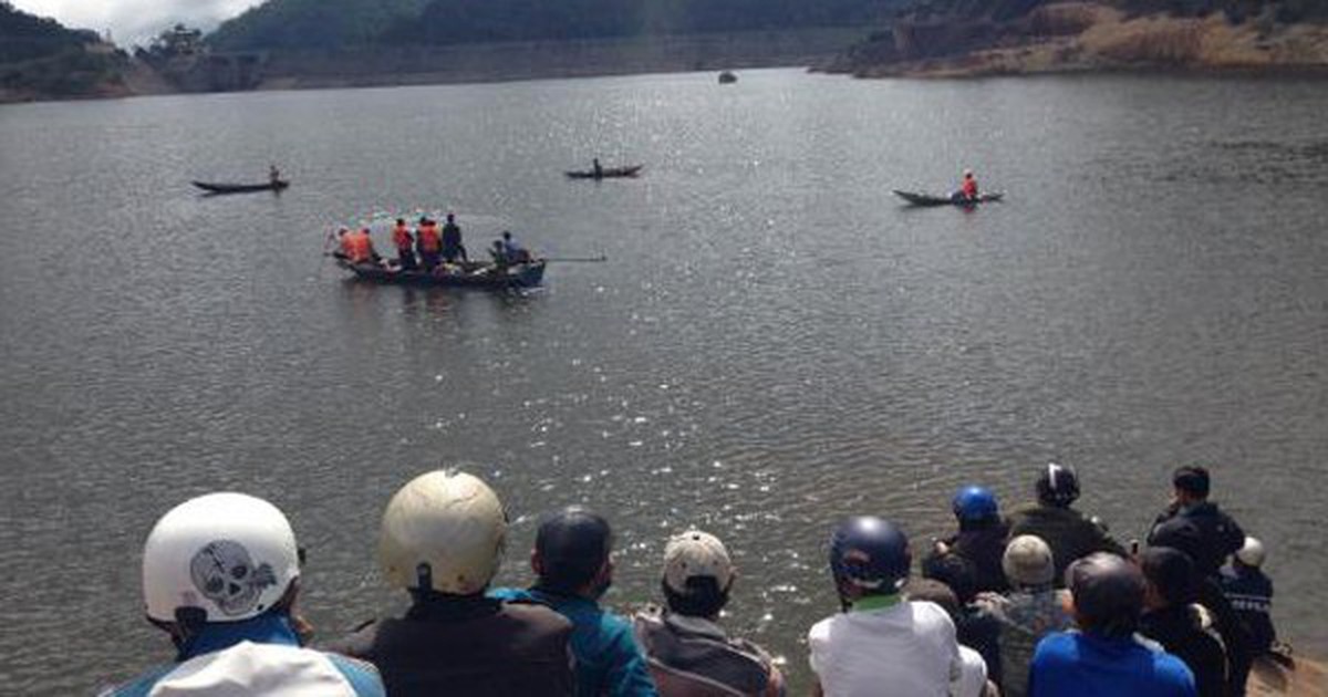 Lật thuyền đánh cá trên hồ thủy điện, con bơi được vào bờ, 2 vợ chồng mất tích