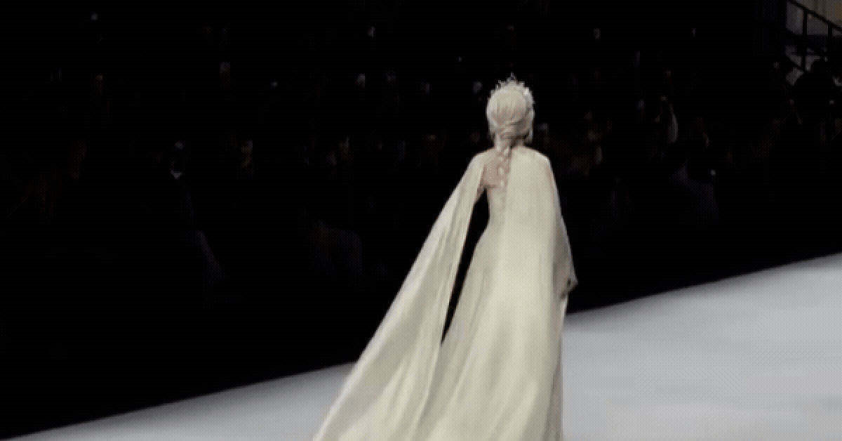 U60 diện đồ công chúa, Trung Quốc chỉ có 1 người duy nhất