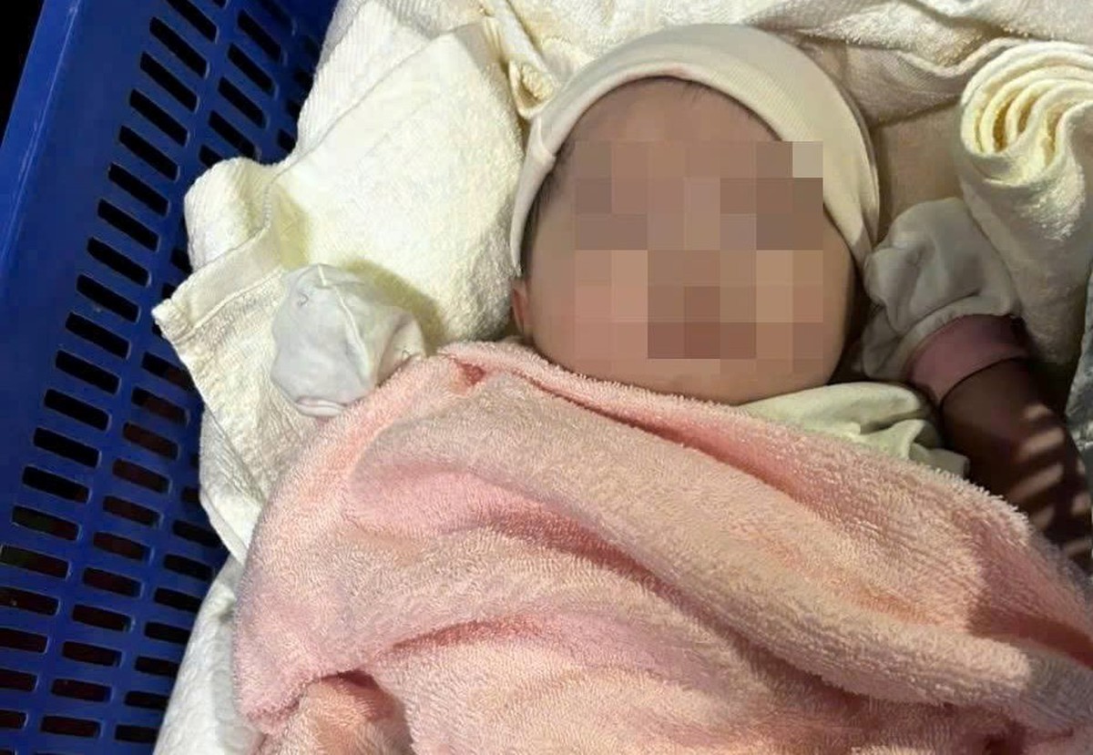 Bé gái 20 ngày tuổi bị bỏ rơi trước cổng nhà dân, kèm lá thư "con là sinh viên lỡ trót dại, nhờ nuôi giúp"