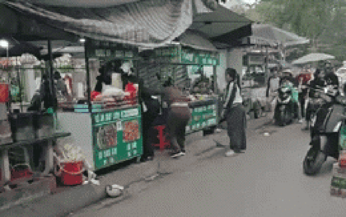 Dựng xe ven đường bị thu 20 nghìn, cô gái phản ứng thì bị bà bán nước hành hung