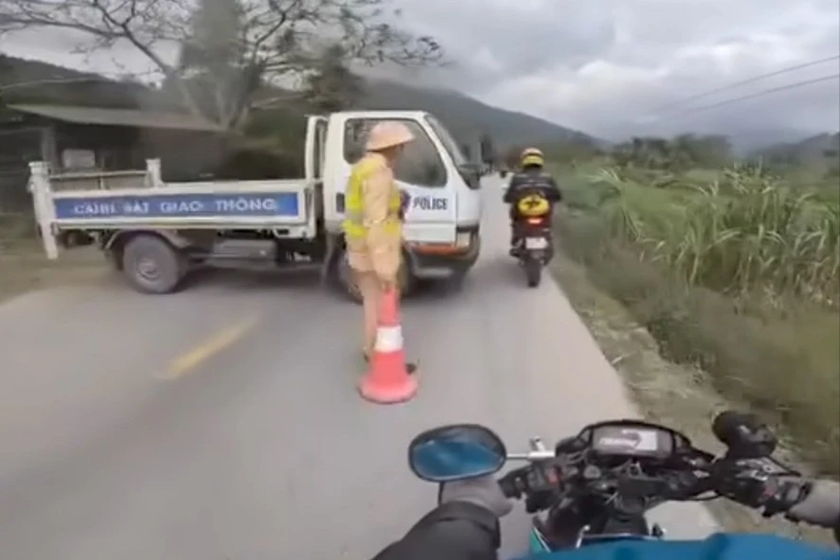 Cục CSGT lên tiếng về thông tin CSGT dùng xe công vụ chắn ngang đường để dừng phương tiện