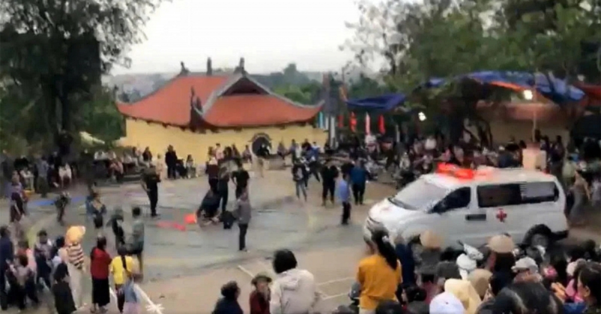 Đô vật bất ngờ bị chấn thương khi thi đấu tại lễ hội vật ở Hà Nội, phải đưa đi bệnh viện: Tình hình sức khỏe ra sao?