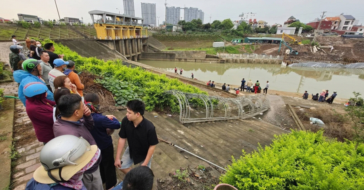 Hiện trường trong đêm tìm kiếm 3 mẹ con nghi nhảy sông Hồng ở Hưng Yên