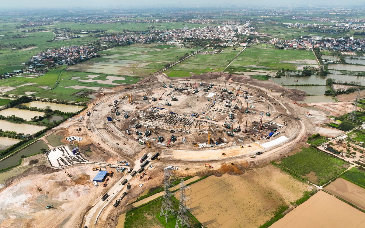 Điều gì đang diễn ra bên trong đại công trường sân vận động 135.000 chỗ lớn nhất thế giới ở Hà Nội?