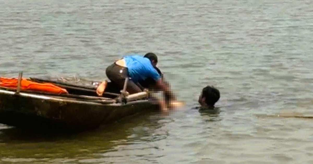 Đá bóng xong xuống đầm tôm tắm, nam sinh 18 tuổi đuối nước tử vong