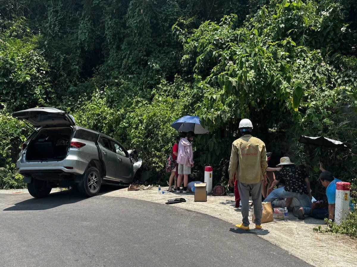 Ô tô lao xuống mương trên đèo Hòn Bà ở Khánh Hoà, 6 người thương vong