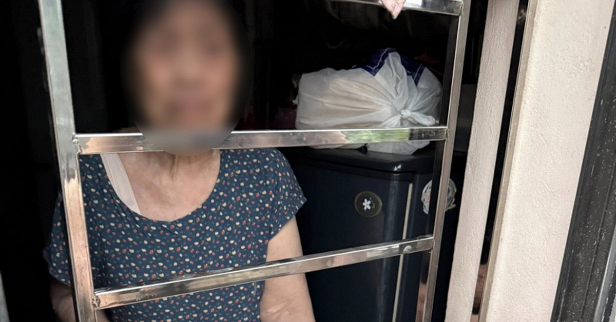 Xôn xao thông tin cụ bà ở Hà Nội "bị nhốt trong nhà của mình", con đưa cơm qua cửa sổ: Chính quyền nói gì?