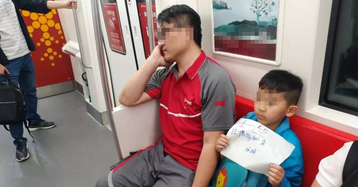 Bé trai cầm trên tay tấm bảng, đọc xong mà ngàn phụ huynh mơ ước: Đây chính là "TÀI SẢN" mà mọi cha mẹ đều cần!
