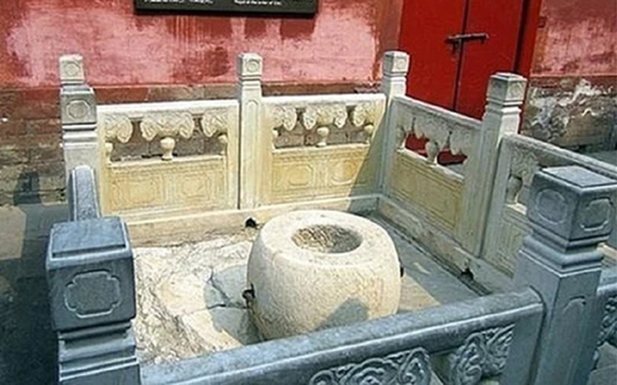Vì sao giếng ở Tử Cấm Thành chứa đầy châu báu nhưng không ai dám lấy?