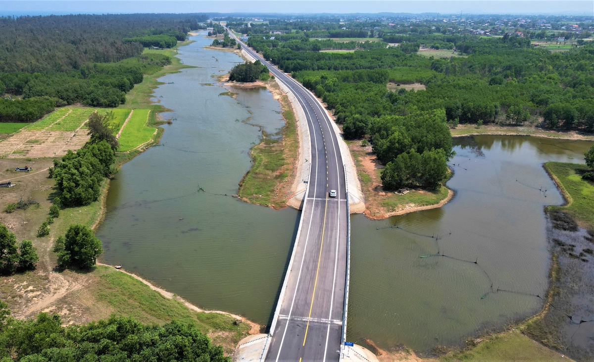 Cung đường biển 5.600 tỷ ở Quảng Ngãi đẹp như tranh, nhìn từ trên cao càng “đỉnh”
