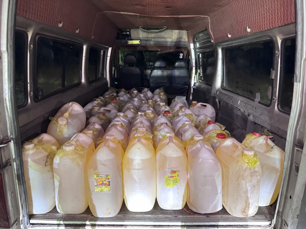 Phát hiện 50 can nhựa chứa đẩy chất lỏng trên xe VAN sát cửa khẩu giữa đêm, lời khai tài xế hé lộ điều khó ngờ