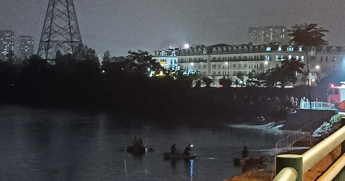 Tìm kiếm 2 thanh niên mất tích ở hồ điều hòa đường Tam Trinh (Hà Nội)