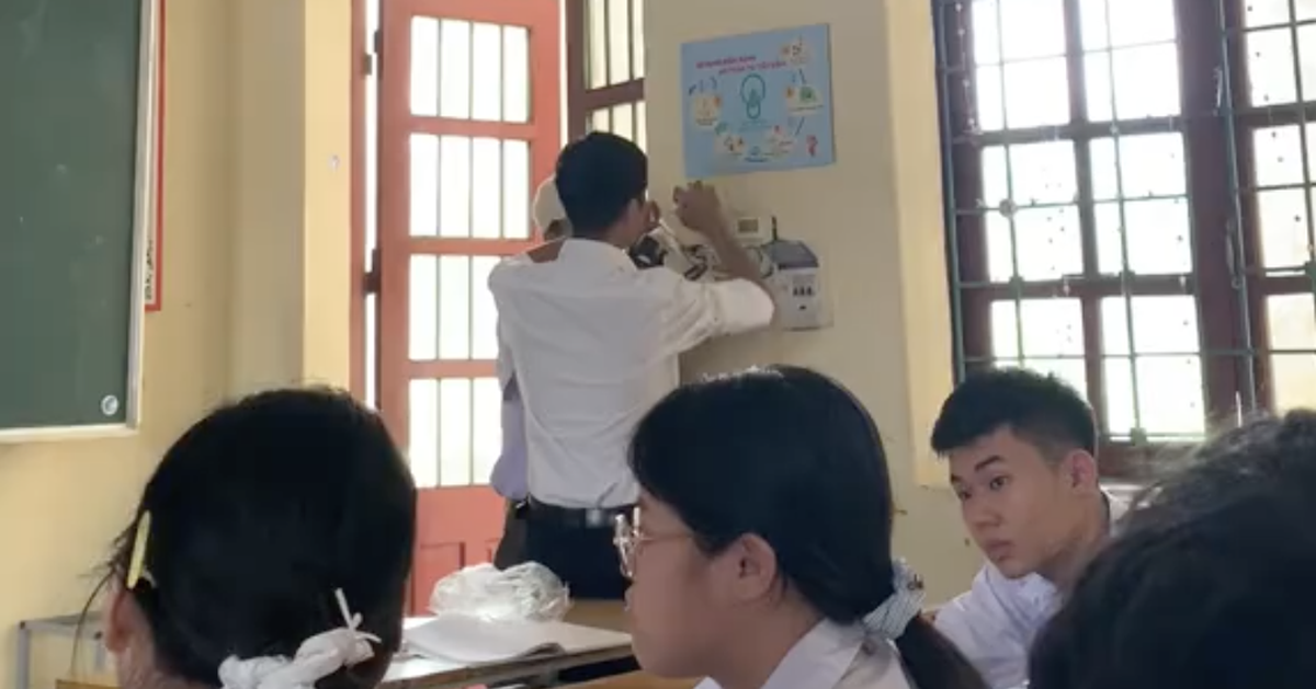 Thầy giáo sửa quạt giúp học sinh trong lớp 37 độ C, được trò khoe clip