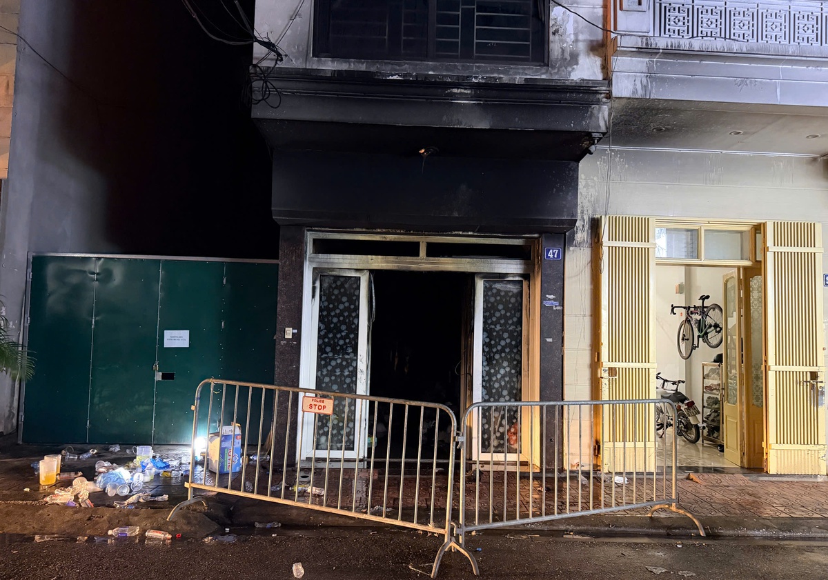 Cháy nhà ở Hà Nội, 5 người mắc kẹt