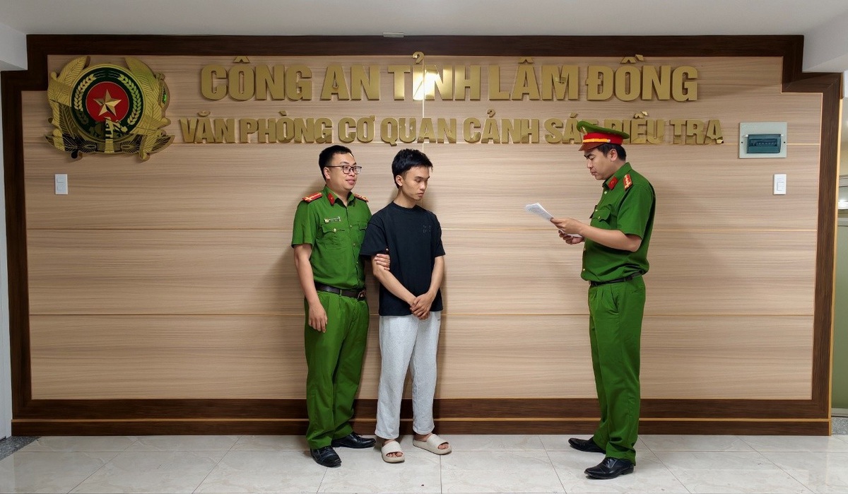 Khách bất ngờ "gánh" nợ 1,7 tỷ đồng sau khi cho nhân viên ngân hàng Ngô Anh Tuấn SN 1999 mượn điện thoại: Công an vào cuộc, khám xét khẩn cấp chỗ ở