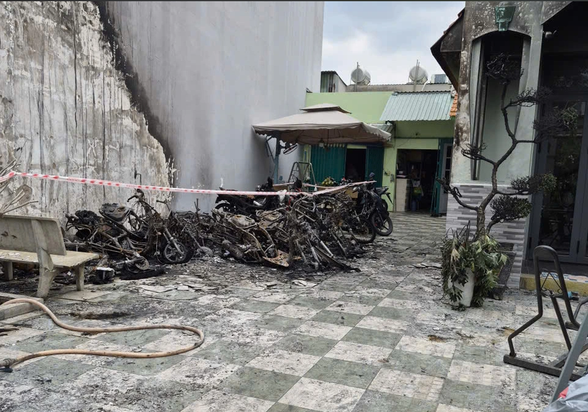 Cháy dữ dội khiến 14 xe máy của công nhân bị thiêu rụi