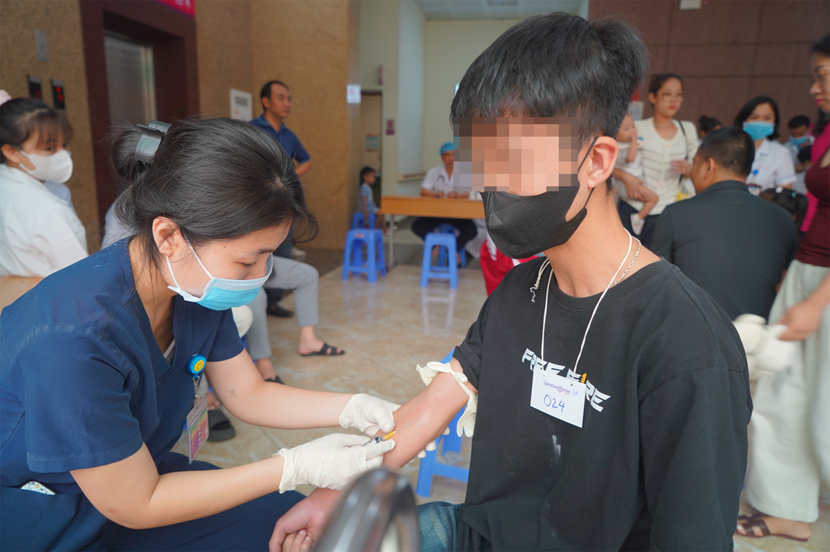 Nước mắt người bà nhặt ve chai và hành trình 16 năm tìm lại nụ cười cho cháu