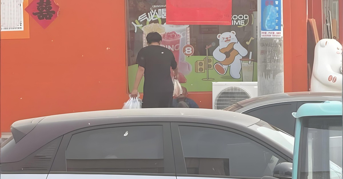 Sắp tốt nghiệp liền đòi chuyển tiền nhờ người lạ "nuôi" cụ già trước cổng trường, nam sinh lớp 12 nhận lại câu trả lời "1 xu cũng không lấy